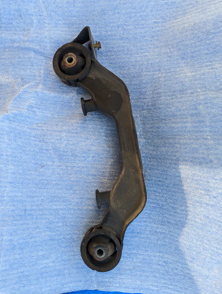 Pontiac Vibe Toyota Matrix AWD OEM 03-08 Montaje del diferencial trasero Dogbone. 